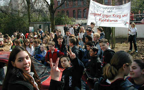 Demo vor der Gutenbergschule. 500 waren dabei.